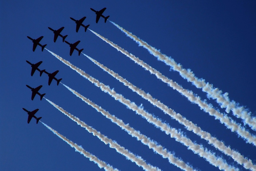 An aerobatic team fly in formation.